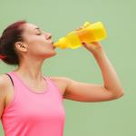 4 zahrbtni Gründe für Dehydration, die nichts mit Wasser zu tun haben